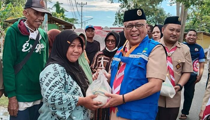 Bantu Korban Banjir, Sofyan Puhi Apresiasi Kepedulian Kwarcab Pramuka Kabgor