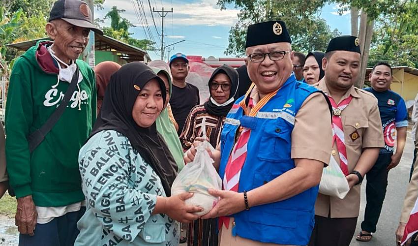 Bantu Korban Banjir, Sofyan Puhi Apresiasi Kepedulian Kwarcab Pramuka Kabgor