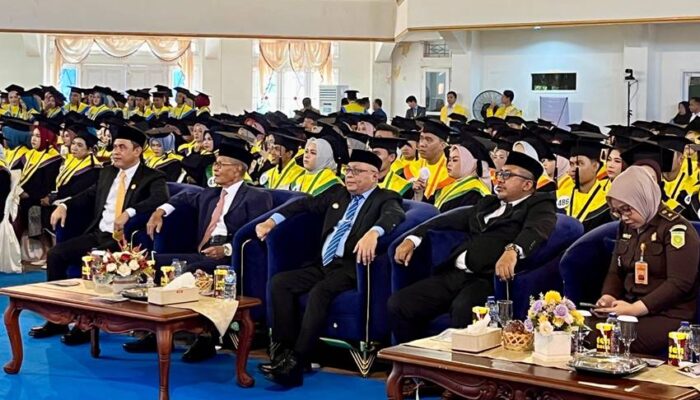 Bupati Sofyan Ingatkan Cita-cita Almarhum Rustam Akili saat Prosesi Wisuda UG
