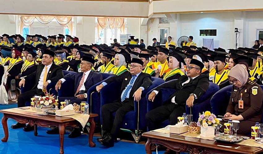 Bupati Sofyan Ingatkan Cita-cita Almarhum Rustam Akili saat Prosesi Wisuda UG