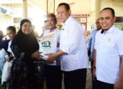 Salurkan Bantuan CPP ke 454 KPM di Tuladenggi, Gubernur Gusnar: Jangan Diperjual Belikan