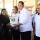 Gubernur Gorontalo, Gusnar Ismail Ketika menyerahkan secara simbolis bantuan CPP kepada salah satu KPM di Desa Tuladenggi, Kecamatan Telaga Biru, Kabupaten Gorontalo, Rabu (23/7/2025). (Foto: Diskominfo/HARGO)