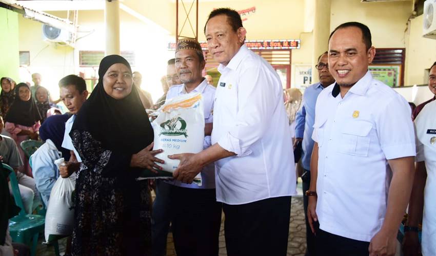 Gubernur Gorontalo, Gusnar Ismail Ketika menyerahkan secara simbolis bantuan CPP kepada salah satu KPM di Desa Tuladenggi, Kecamatan Telaga Biru, Kabupaten Gorontalo, Rabu (23/7/2025). (Foto: Diskominfo/HARGO)