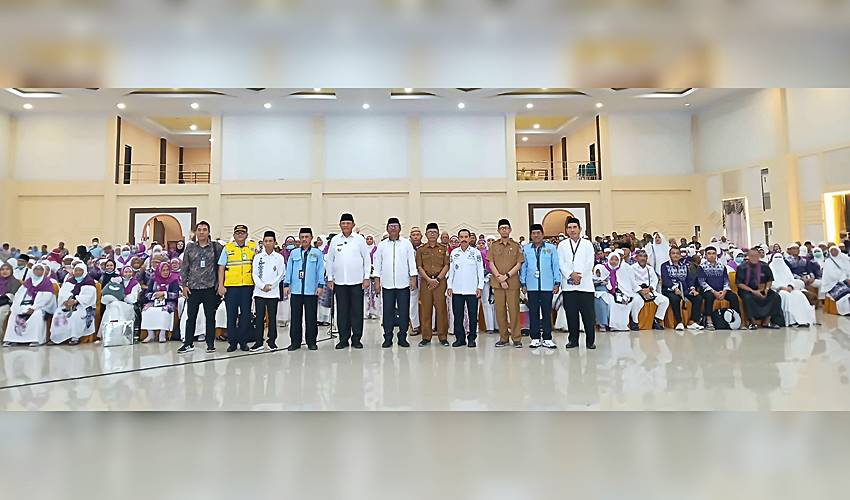 Gubernur Gusnar Sambut Kepulangan 393 Jemaah Haji Kloter 28