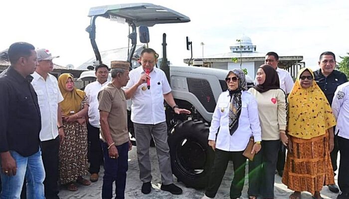 Gunakan Alsintan Bersama-sama, Pesan Gubernur Gusnar ke Petani di Paguyaman