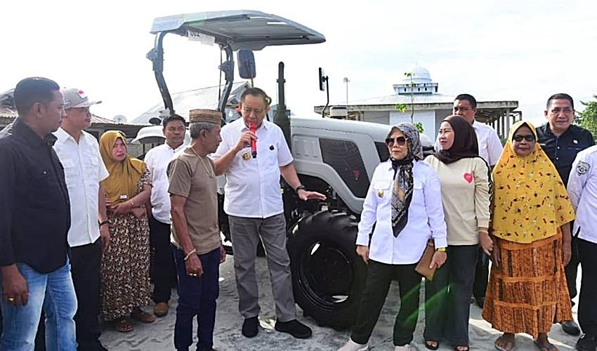 Gunakan Alsintan Bersama-sama, Pesan Gubernur Gusnar ke Petani di Paguyaman