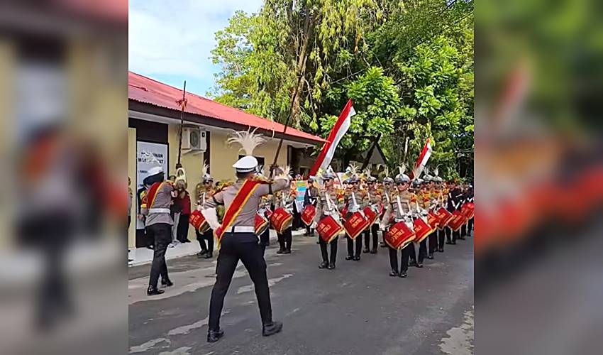 HUT Bhayangkara ke-79, Aksi Drumband Otanaha Polda Gorontalo Curi Perhatian Warga 1