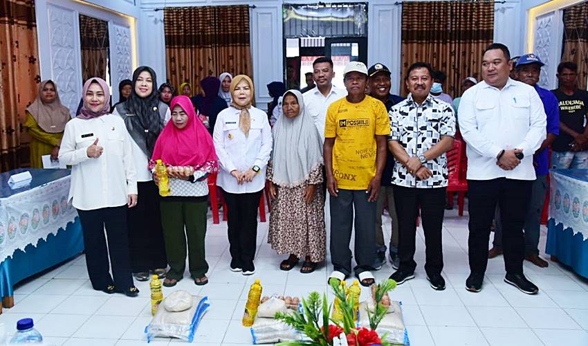 Idah Syahidah Salurkan Bansos ke Warga Boalemo