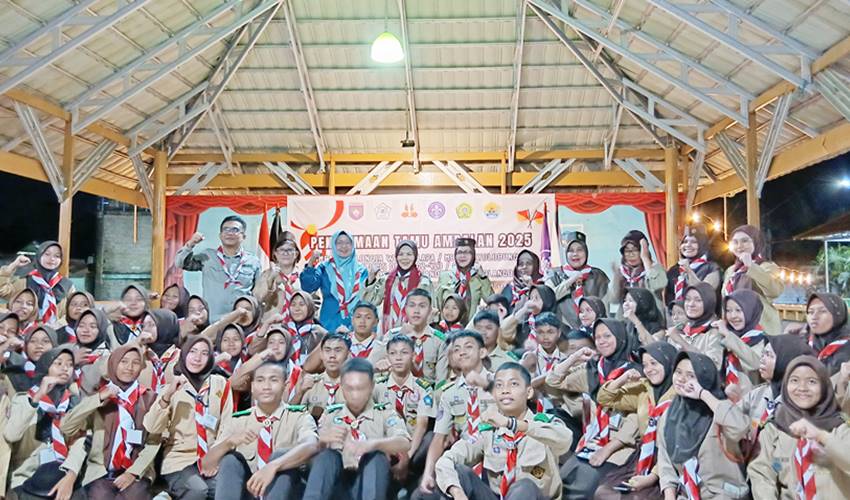 Wagub Gorontalo, Idah Syahidah Rusli Habibie ketika fose bersama anggota pramuka Olongia Wapidalapa/Mbu’i Layolobunggo, Gugus Depan 02-423/02-424. (Foto: Saraswati Usman/Mahasiswi magang UNG)