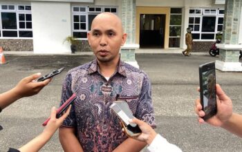 Kuasa hukum Pemkot saat diwawancara awak media, Selasa (8/7/2025). (F. Diyanti/Gorontalo Post)