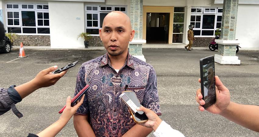 Kuasa hukum Pemkot saat diwawancara awak media, Selasa (8/7/2025). (F. Diyanti/Gorontalo Post)