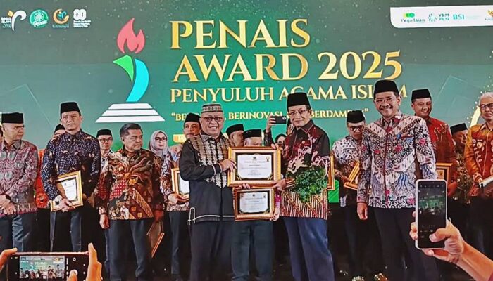 Peduli dengan Program Keagamaan, Bupati Sofyan dapat Penghargaan dari Kemenag RI