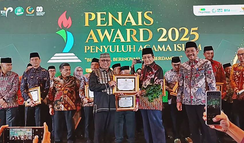 Peduli dengan Program Keagamaan, Bupati Sofyan dapat Penghargaan dari Kemenag RI