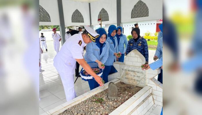 Peringati HUT ke-79 Jalasenastri, Lanal Gorontalo Gelar Ziarah di TMP Nani Wartabone