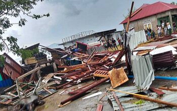 Puting Beliung Terjang Ponelo_ Seorang Warga Tertimpa Material Homestay, Tujuh Rumah Rusak