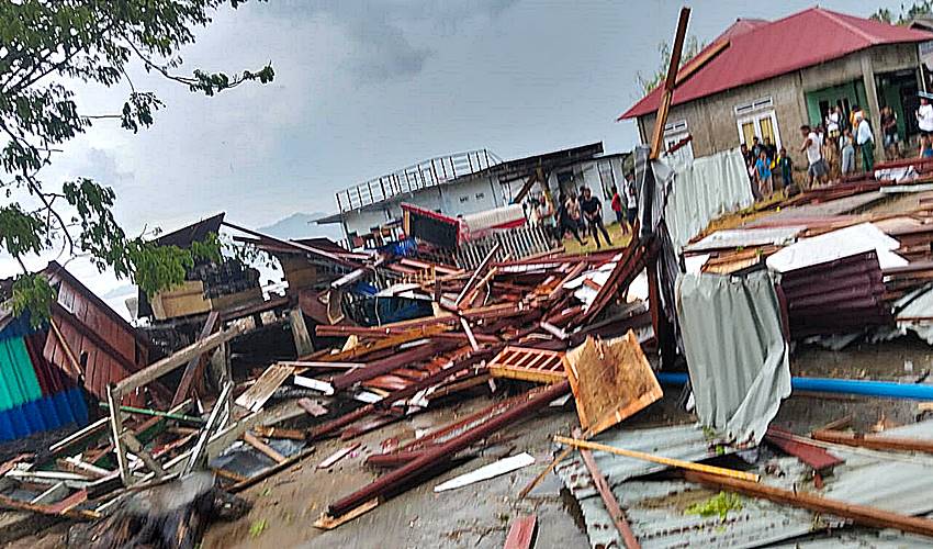 Puting Beliung Terjang Ponelo_ Seorang Warga Tertimpa Material Homestay, Tujuh Rumah Rusak