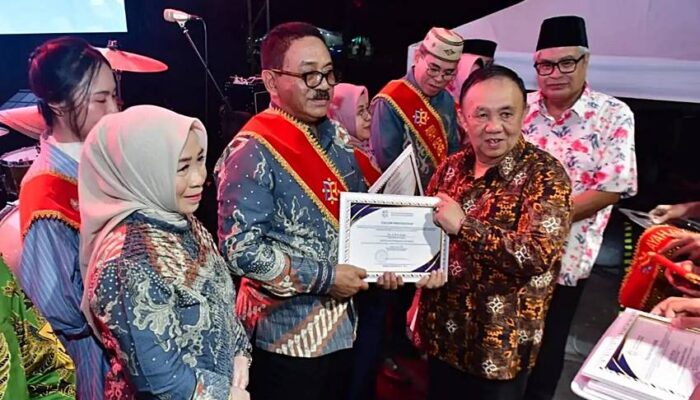 Rum dan Hartati Dikukuhkan Sebagai Orang Tua Asuh Penanganan Stunting