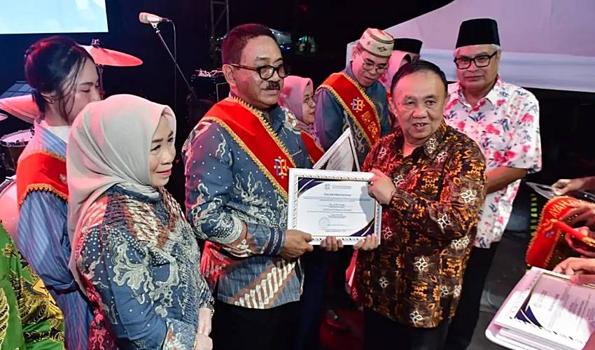 Rum dan Hartati Dikukuhkan Sebagai Orang Tua Asuh Penanganan Stunting