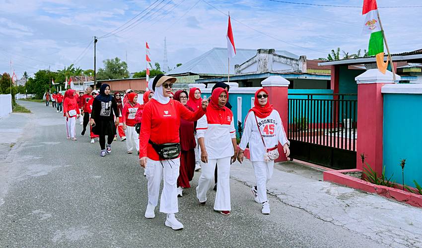Semarakkan HUT ke-80 RI, Muslimat NU dan IWAPI Bonbol Gelar Jalan Sehat dan Senam Bersama