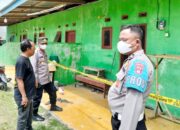 Police line tengah terpasang di sekitar kamar kost di Desa Tolotio, tempat ditemukannya sesosok mayat pria.