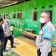 Police line tengah terpasang di sekitar kamar kost di Desa Tolotio, tempat ditemukannya sesosok mayat pria.