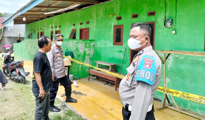 Police line tengah terpasang di sekitar kamar kost di Desa Tolotio, tempat ditemukannya sesosok mayat pria.