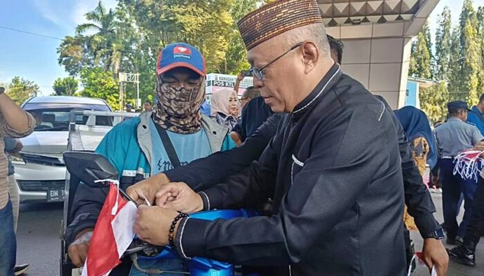 Jelang Hari Kemerdekaan, Bupati Sofyan dan Forkopimda Bagikan 1.000 Bendera Merah Putih