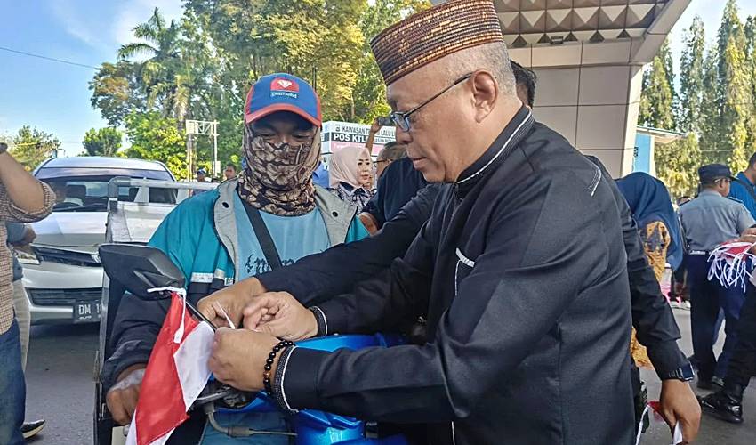 Jelang Hari Kemerdekaan, Bupati Sofyan dan Forkopimda Bagikan 1.000 Bendera Merah Putih