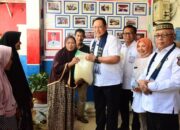 395 Warga di Dua Kelurahan di Limboto Terima Bantuan Beras CPP Daerah