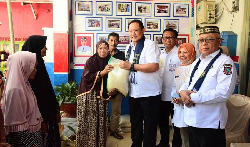 395 Warga di Dua Kelurahan di Limboto Terima Bantuan Beras CPP Daerah