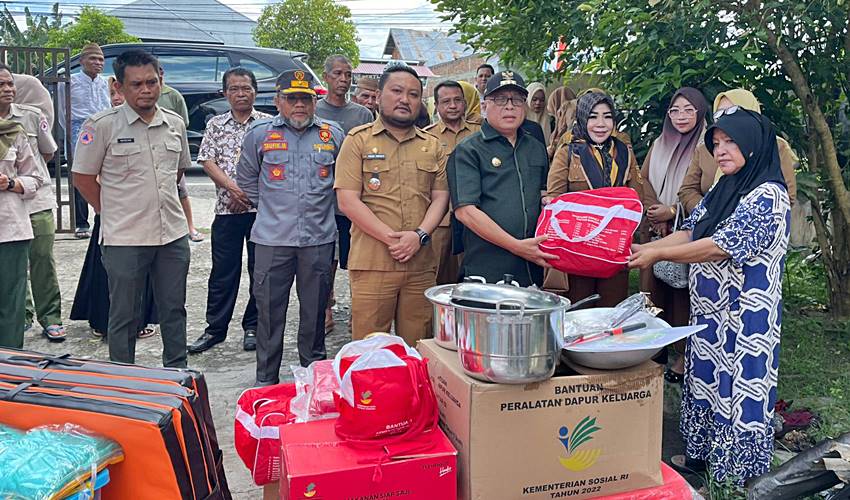 Korban kebakaran di Desa Padengo, Kecamatan Limboto Barat mendapatkan bantuan dari pemerintah dan diserahkan langsung oleh Bupati Gorontalo, Sofyan Puhi.