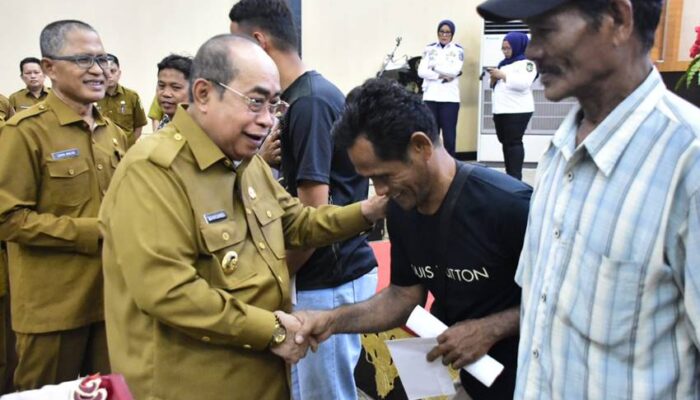 Diserahkan Adhan Dambea, 450 Pengemudi Bentor di Kota Gorontalo dapat Bantuan BBM