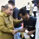 Diserahkan Adhan Dambea, 450 Pengemudi Bentor di Kota Gorontalo dapat Bantuan BBM