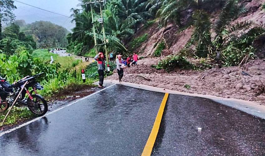 Gerak Cepat Gubernur Tangani Bencana di Taluditi, Kerahkan Excavator Bersihkan Material Longsor