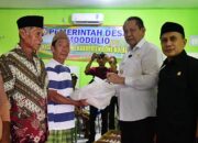 Kunker ke Kecamatan Bone, Gubernur Gusnar Salurkan Bantuan Pangan