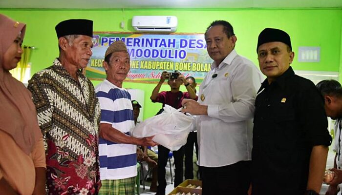 Kunker ke Kecamatan Bone, Gubernur Gusnar Salurkan Bantuan Pangan