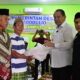 Kunker ke Kecamatan Bone, Gubernur Gusnar Salurkan Bantuan Pangan