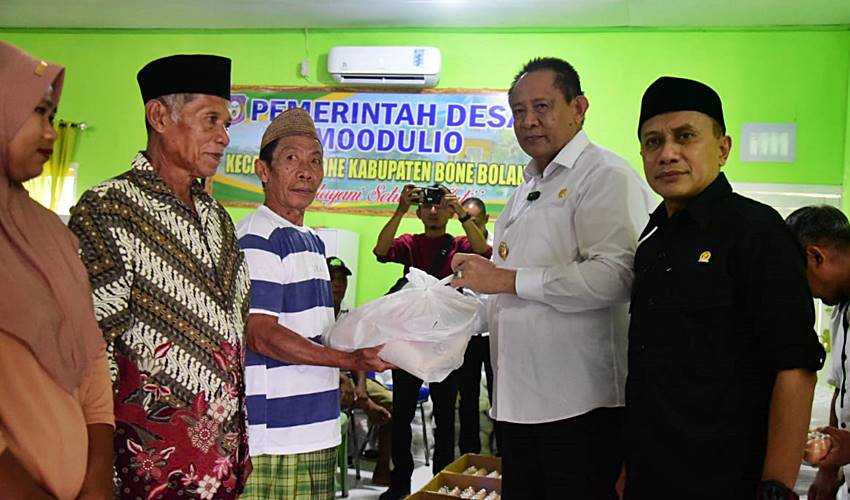 Kunker ke Kecamatan Bone, Gubernur Gusnar Salurkan Bantuan Pangan