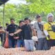 Para pengemudi Ojol tengah berbelanja di pasar murah yang digelar Pemprov Gorontalo, Kamis (18/9/2025). (Foto: Rendi/HARGO)