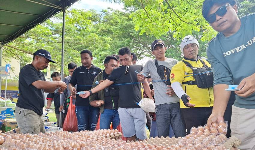 Para pengemudi Ojol tengah berbelanja di pasar murah yang digelar Pemprov Gorontalo, Kamis (18/9/2025). (Foto: Rendi/HARGO)