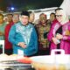 Wali Kota Gorontalo, Adhan Dambea dan Direktur Commercial Banking BTN, Hermita tengah berbelanja di booth UMKM yang ada di Halal Festival 2025, Jumat (26/9/2025).