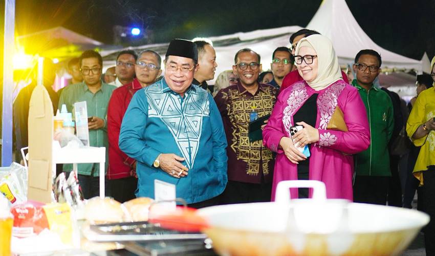 Wali Kota Gorontalo, Adhan Dambea dan Direktur Commercial Banking BTN, Hermita tengah berbelanja di booth UMKM yang ada di Halal Festival 2025, Jumat (26/9/2025).