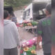 Pasien saat dipindahkan dari mobil ambulance ke mobil pick up untuk dirujuk ke RSAS, akibat ban mobil ambulance bocor ditengah jalan.