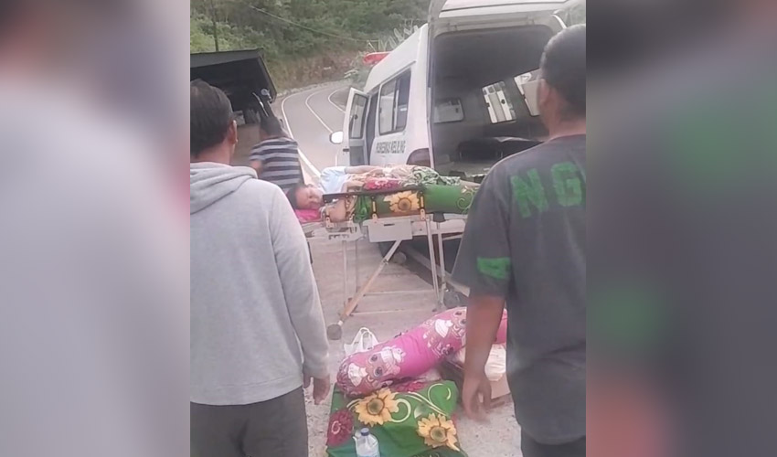 Pasien saat dipindahkan dari mobil ambulance ke mobil pick up untuk dirujuk ke RSAS, akibat ban mobil ambulance bocor ditengah jalan.