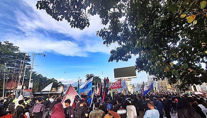 Ribuan Mahasiswa Demo di Bundaran Telaga, Pekikan Ragam Tuntutan ke Pemerintah