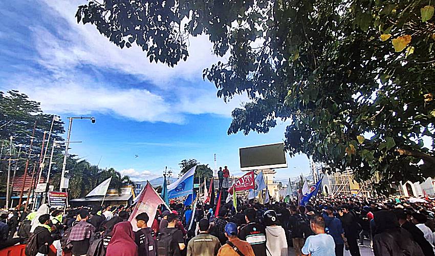 Ribuan Mahasiswa Demo di Bundaran Telaga, Pekikan Ragam Tuntutan ke Pemerintah