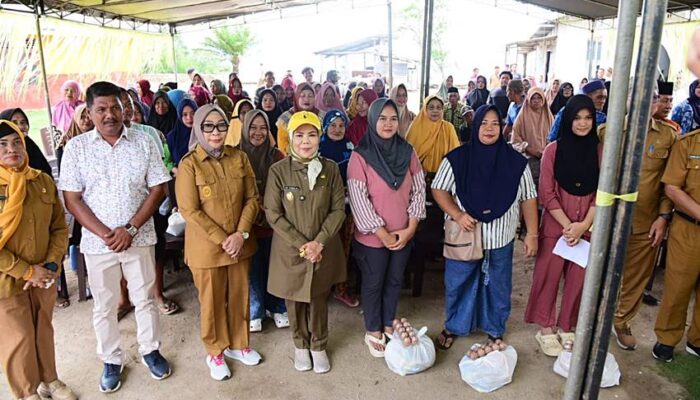 Serahkan Bantuan Pangan di Ponelo, Wagub Idah Ingatkan Pencegahan Nikah Usia Dini
