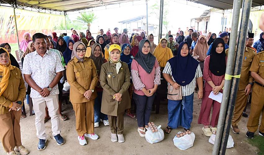 Serahkan Bantuan Pangan di Ponelo, Wagub Idah Ingatkan Pencegahan Nikah Usia Dini