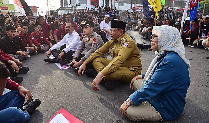 Temui Masa Aksi Demonstran di Bundaran HI, Gusnar-Idah Penuhi Janji