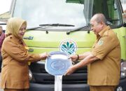 Wagub Idah Serahkan Bantuan Mobil Sampah ke Pemkot, Hasil Perjuangan RH di Kementerian LHK